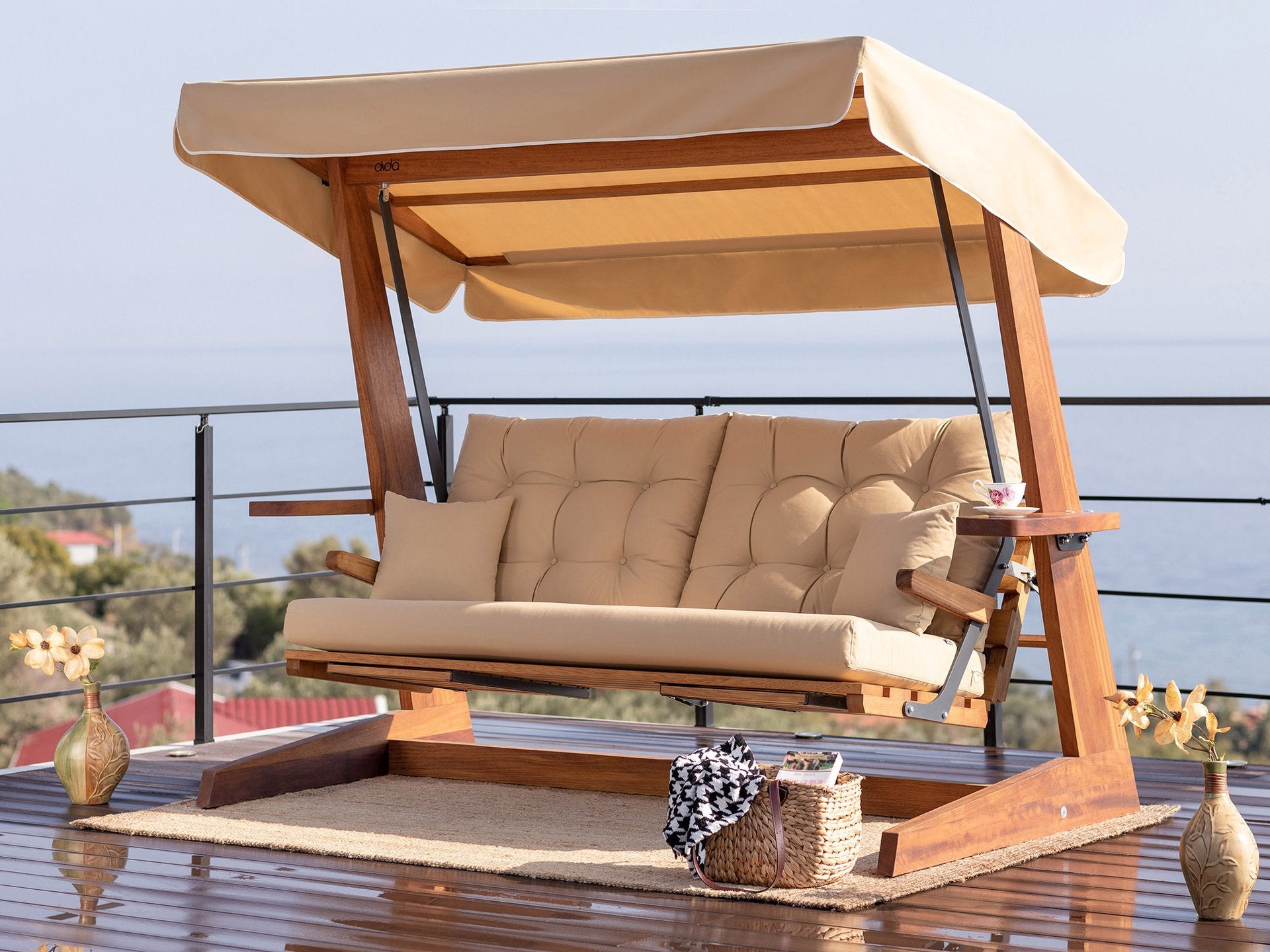 Luxe schommelbank op een terras met zeezicht — Marmerbergen collectie MMXXVI